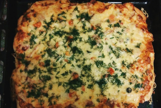 Пицца с колбасой на жидком тесте