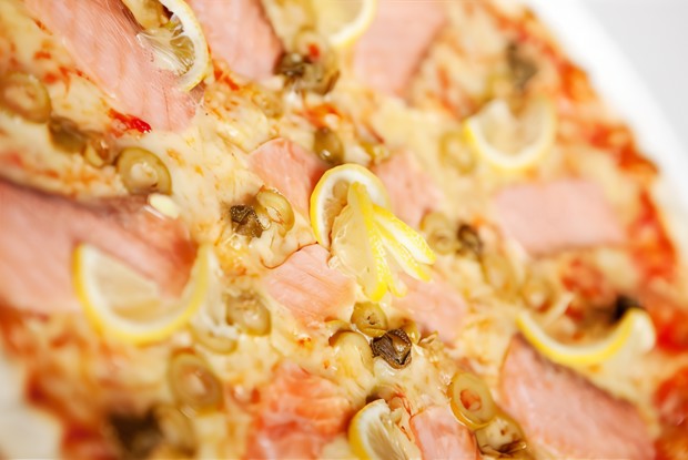 Пицца с копченым лососем и укропным кремом