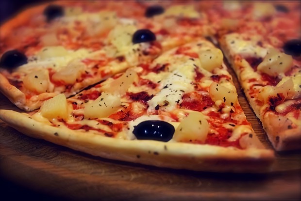 Пицца с копченой курицей и ананасами