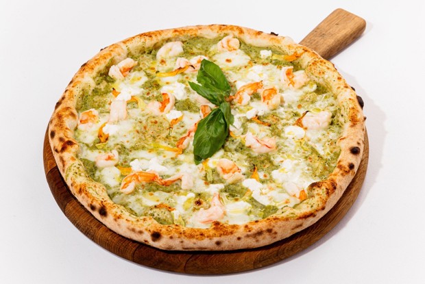 Пицца с креветками, цветами цукини и рикоттой