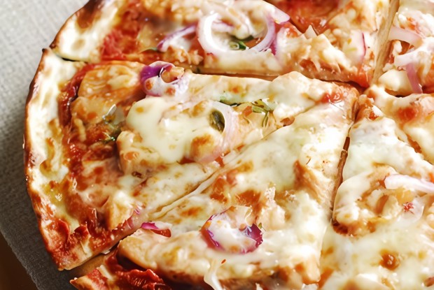 Пицца с курицей, базиликом и моцареллой