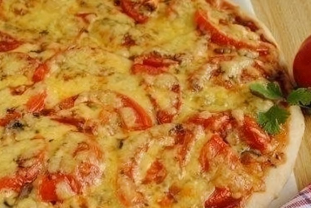 Пицца с курицей, грибами и говядиной