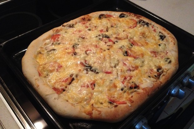 Пицца с курицей и сливочным соусом