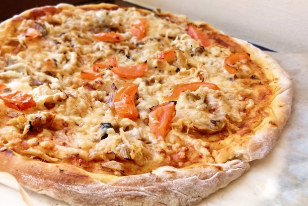 Пицца с кусочками курицы и помидорами