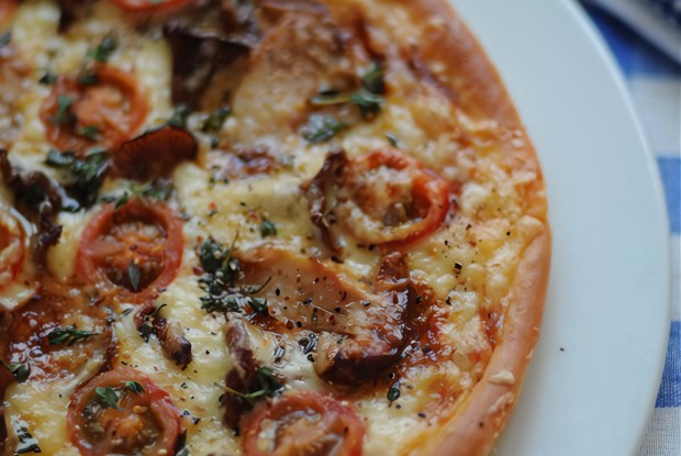 Пицца с лесными грибами и молодым тимьяном