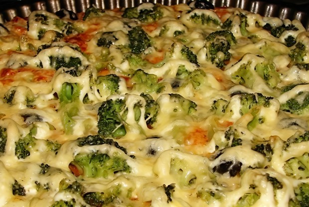 Пицца с маслинами, каперсами и брокколи