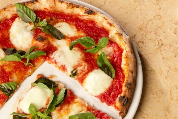 Пицца с острым сыром и листьями салата