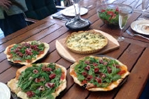 Пицца с пармской ветчиной и рукколой