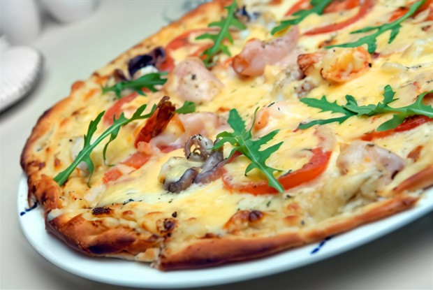 Пицца с рыбой, крабами и соусом из морской капустой