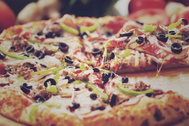 Пицца с салями и маслинами