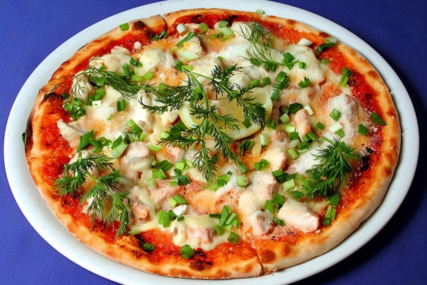 Пицца с сельдью и яйцами