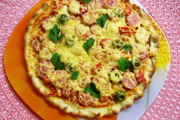 Пицца с сосисками и овощами