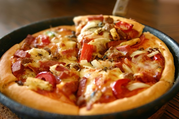 Пицца с сосисками и помидорами