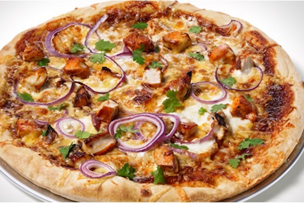 Пицца с соусом барбекю, копченым сыром гауда, куриным филе и красным луком