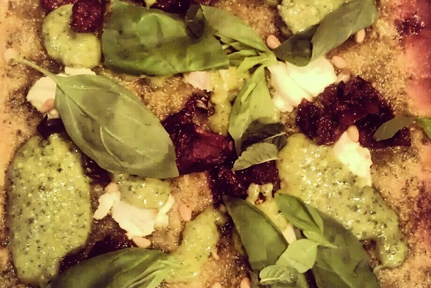 Пицца с соусом сальса верде, вялеными томатами и рикоттой