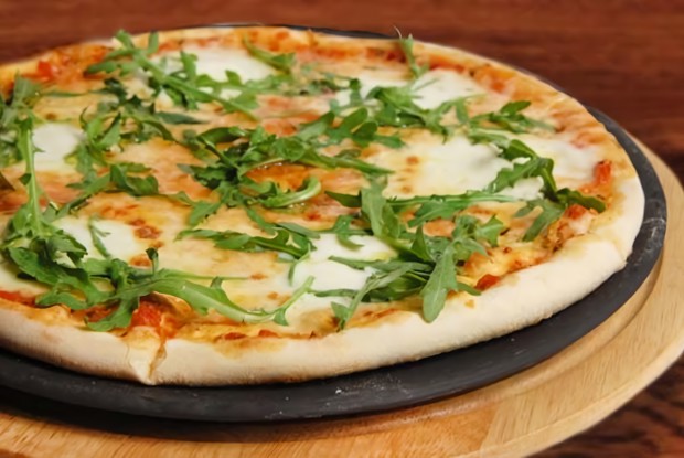 Пицца с соусом табаско, моцареллой и базиликом