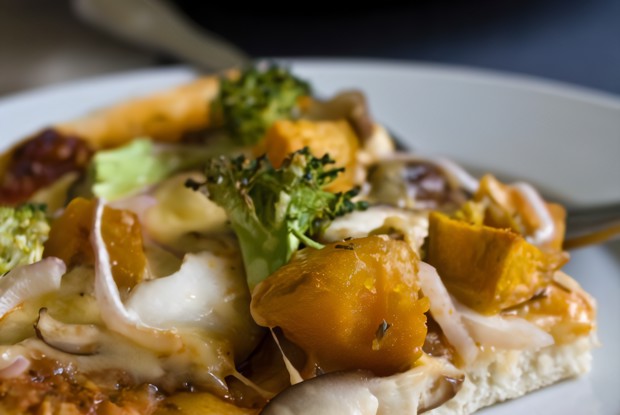 Пицца с тыквой, карамелизованным луком, горгонзолой и хрустящими жареными листьями шалфея