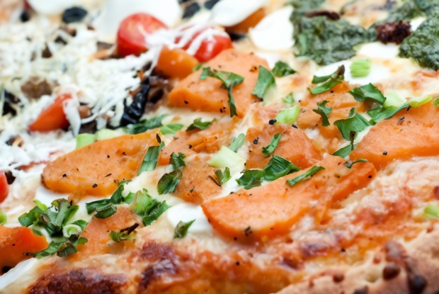 Пицца с тыквой и копченым салом