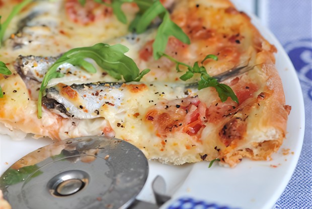 Пицца с томатами и анчоусами