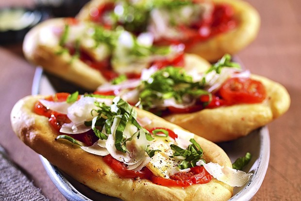 Пицца с томатами и козьим сыром