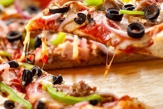 Пицца с тонкой хрустящей основой