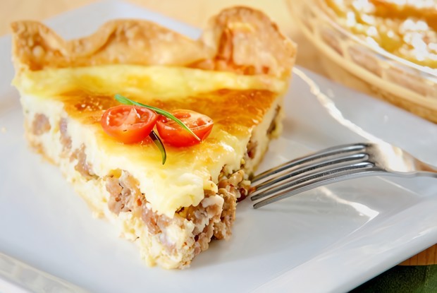 Пицца с творогом и помидорами