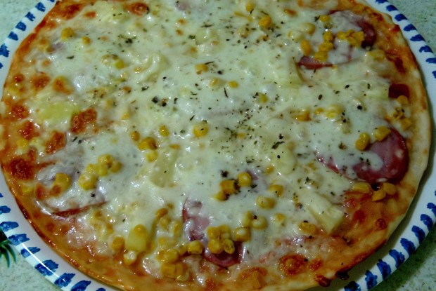 Пицца с ветчиной, кукурузой и ананасами