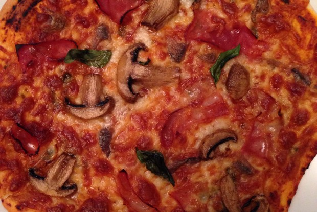 Пицца с ветчиной, моллюсками и анчоусами