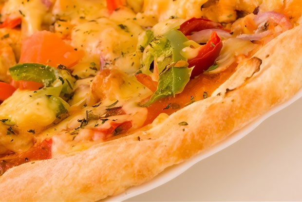 Пицца с зеленым перцем и черри