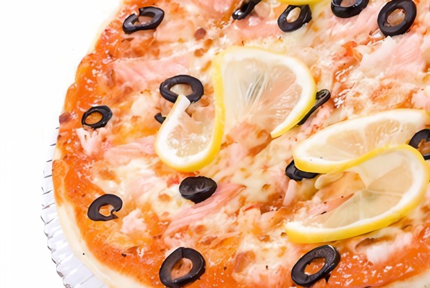 Пицца с жареной рыбой и красной икрой