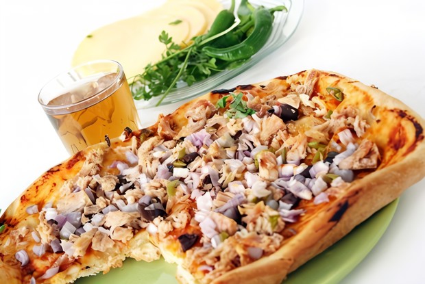 Пицца с жареной щукой и копченой мойвой