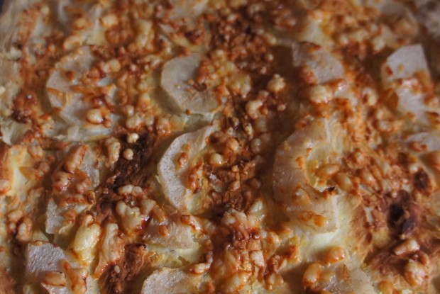 Пицца со сливочным сыром и грушей