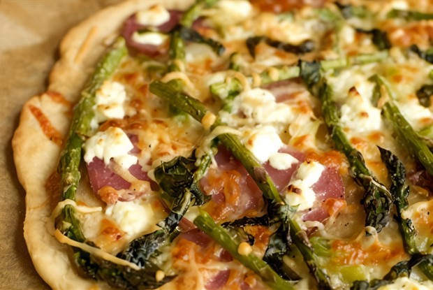 Пицца со спаржей и баклажаном