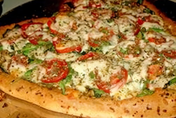 Пицца в виде сердца с овощами и пепперони