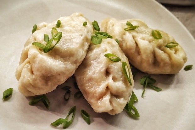 Пигоди — паровой пирожок с начинкой из фарша и капусты