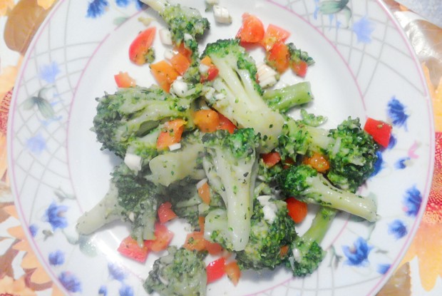Пикантная брокколи со сладким перцем и чесноком