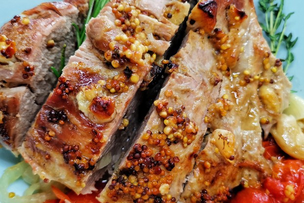 Пикантная свиная шейка, запеченная в рукаве