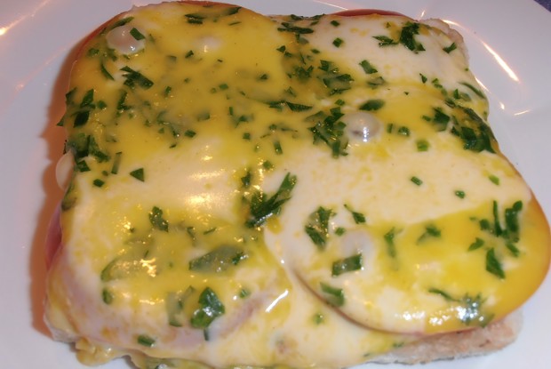 Пикантный бутерброд с анчоусным маслом и помидором