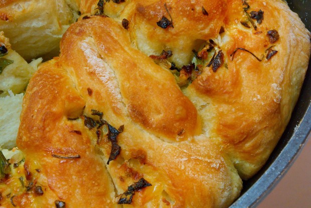 Пикантный хлеб с чесноком, луком и зеленью