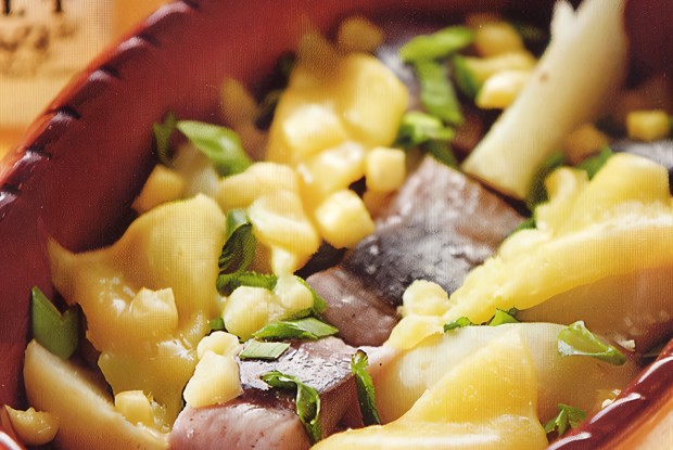 Пикантный картофель с сельдью и сыром