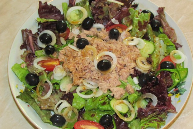 Пикантный салат с тунцом, перцем и помидорами