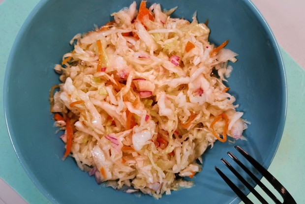 Пикантный салат из квашеной капусты с ароматным маслом