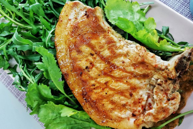 Пикантный стейк из свиной корейки