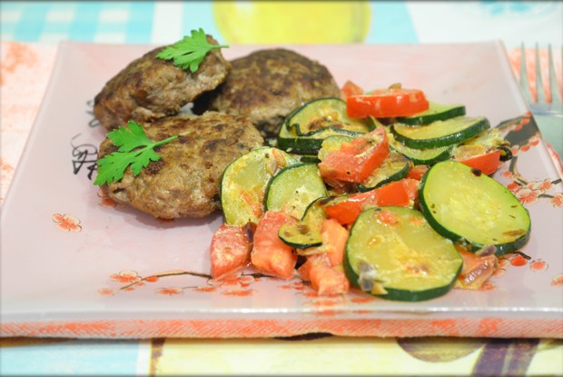 Пикантные котлеты с тушеными кабачками