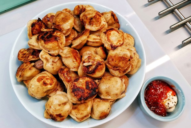 Пикантные пельмени, обжаренные на сковороде