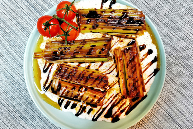 Пикантный лук-порей в сметане и бальзамическом креме