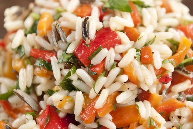 Пилаф с тыквой, красными перцами и жареными тыквенными семечками