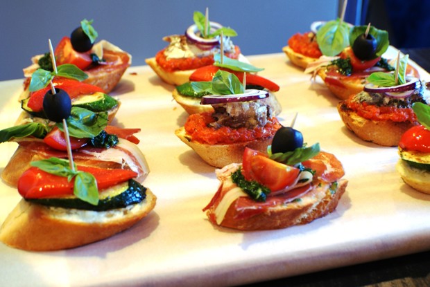 Пинчос с хамоном, сардинами или цукини