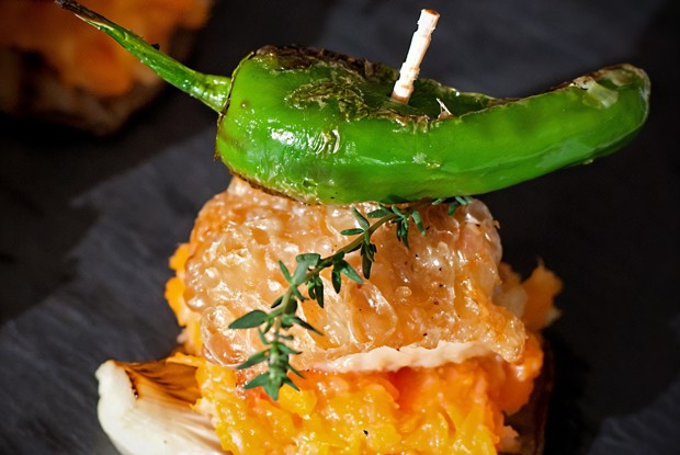 Пинчос-(тапас) из перца падрон, куриных крыльев, вешенок, пастернака и моркови