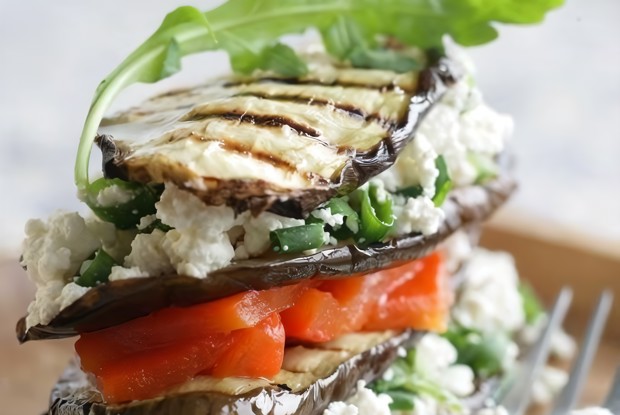 Пирамида из гриль овощей с творогом и зеленью